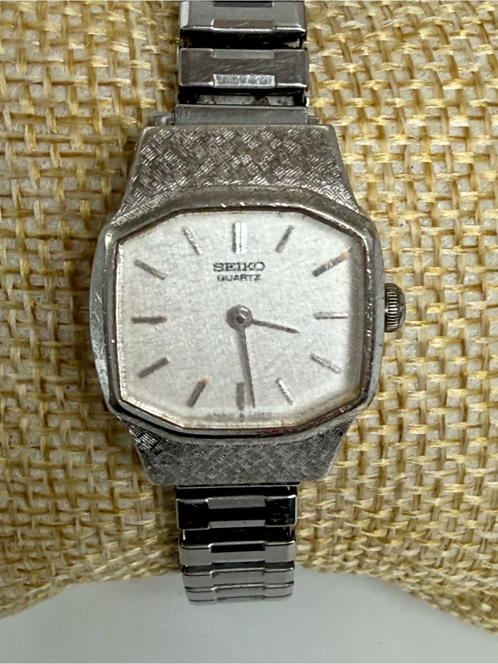 vintage Seiko quartz watch 4700 5109 70s tonneau case textured expansion band